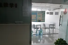 “双减”落地两周：学科类培训机构门前一片寂静，桌椅板凳网上甩卖图片