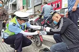 目前，青山区已有14个电动车上牌点，4个固定上牌点为万达岗亭、赛汗路岗亭、娜琳步行街岗亭、富强路岗亭，流动点分别设在8个社区、2个乡镇里。截至目前，辖区共为2万余辆电动车免费安装号牌。图片