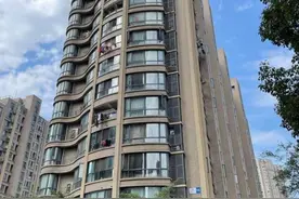 昨晚大雨带来的麻烦还没完！杭州有小区电梯停运，这么高的楼很多人只能爬楼梯图片