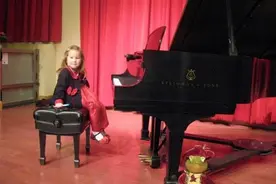 中美混血女孩刘申如：一年获得14个歌唱比赛冠军图片