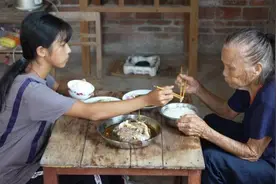 对话带奶奶上学的18岁孤女：幼时摘草药使我向往中医专业视频封面