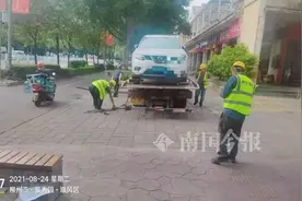 粤G两车违停柳州人行道上，两年同处共38次，车主道出原由让人诧异图片