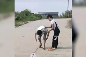 医生钓鱼时救起两名溺水男孩：钓了两条鱼，救了两个娃视频封面