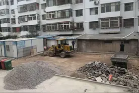 院内空地欲被改成停车场 业主则希望建绿地健身场图片