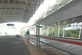 太危险！广东一男子坐火车下错站，竟用脚卡住车门阻挡列车关门被行政处罚图片