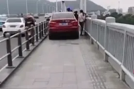 男子将车开上长沙橘子洲大桥人行道，说跟着导航走的，交警：罚100元图片