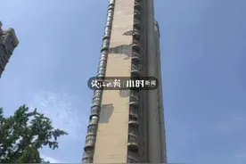 视频惊心！“墙皮面粉似的扑簌簌往下掉”，昨晚风雨中，杭州一小区外墙大面积脱落图片