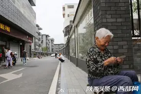 89岁奶奶西安街头做鞋垫 不为挣钱就图开心图片