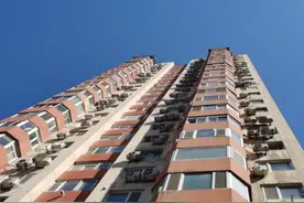 壹现场丨北京丰台一住户窗户坠落砸中汽车 出租方被要求严格整改图片