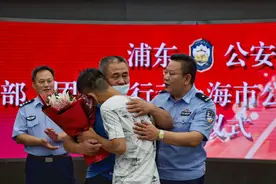 城事｜阔别25年，父子再重逢图片