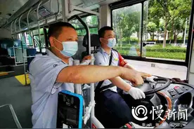 慢新闻 | 公交司机父子兵：你的目标就是超过我图片