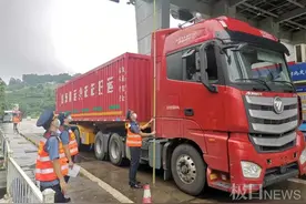 6辆大货车高速上组团超限：路政人员一举查处图片