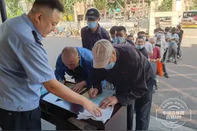 长春200多名电动车驾驶员签订保证书图片