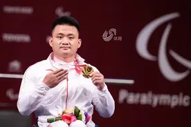 连续4届残奥会夺冠！山东籍运动员刘磊夺得东京残奥会力量举重65公斤级冠军图片