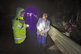 老人雨夜进入高速路交警暖心相帮送回家图片