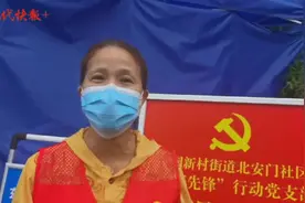 一个80后一个00后，两位女社工在疫情防控值守点一起过生日图片
