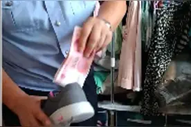 女子藏在鞋垫下的钱不见了，赶紧报警，警察在另外一只鞋里找到了图片