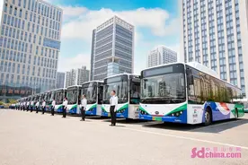 青岛城运控股集团新增调整130条公交线路，市民绿色出行更便捷图片