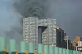 大连凯旋国际大厦外墙火灾，高层建筑外墙保温材料火灾为何难扑救？图片
