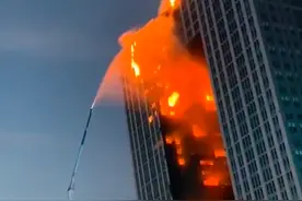 大连凯旋国际大厦楼内仍有明火，有业主称起火可能与楼面外围霓虹灯有关图片