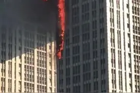 燃烧的大连地标：外墙着火后迅速蔓延至楼顶，7小时扑救外围已不见明火图片