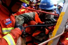 云南一在建隧道冒顶坍塌5人被困，消防鏖战84小时成功营救视频封面