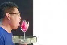 61岁物理老师苦练“狮吼功”3年吼破上千个酒杯图片