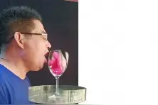 61岁物理老师苦练“狮吼功”3年吼破上千个酒杯图片