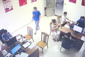 男子手机被偷到派出所报案 结果自己却被抓了？民警：他是在逃人员图片