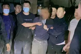 内蒙古赤峰一男子掐死前妻后藏尸冰柜，搜捕民警在工地脚手架上发现嫌犯图片