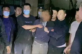 内蒙古赤峰一男子掐死前妻后藏尸冰柜，搜捕民警在工地脚手架上发现嫌犯图片