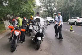 北京多个进山路口，交警查出不少问题摩托车图片