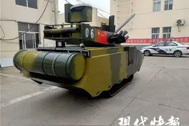 老汉将收割机改装成“坦克”，还开着上街溜达图片