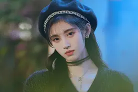 鞠婧祎霓虹灯氛围感大片气质绝美 贝雷帽搭针织衫演绎初秋浪漫图片