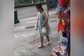 盲童独自出门，妈妈在她身后悄悄跟随视频封面