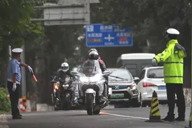 北京交警进山路口设卡查摩托，一上午查了不少视频封面