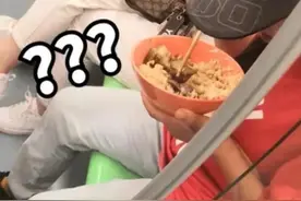 车厢内吃饭、脚踩座椅、“吊环”运动……？！「微调查」坐地铁你最反感哪些行为？图片