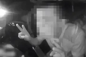 喝了两瓶啤酒被查出醉驾，男子又哭又闹还自扇耳光……图片