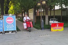 西安木塔寺遗址公园电动车乱窜成隐患！只“监督”无“执法”群众利益谁来守护？图片