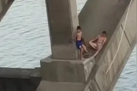 男孩组队上桥墩玩闹离水面数米高，派出所批评后叫家长接走视频封面