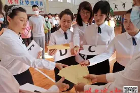 人性化：双胞胎想分一个班？可以！哈市中小学新生今日“阳光分班”图片