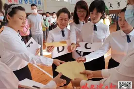 人性化：双胞胎想分一个班？可以！哈市中小学新生今日“阳光分班”图片