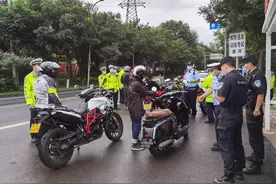 “京西云警”无人机起飞，违法摩托车尽收眼底图片