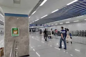 地铁站“救命神器”首次成功施救，专家教你这样用AED图片