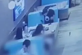 广州某商场内用餐，老鼠从天而降飞扑食客图片