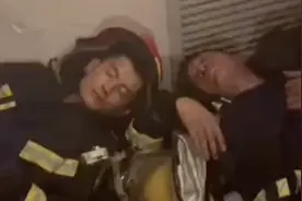 心疼！扑灭大连凯旋大厦大火后，消防员凌晨席地而睡……图片