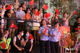 这支警察乐队与市民唱嗨了！图片