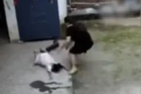 小女孩蹲在平衡车上玩耍，车子加速失控将其甩飞视频封面