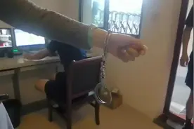 男童玩手铐铐住妈妈无法取下，母子求助消防员视频封面