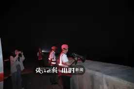 喊潮员喊破嗓子，“白点”就是不上岸！杭州钱塘江夜潮时刻，有人冒死抢潮头鱼图片